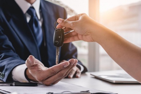 Pourquoi consulter un agent d'assurance pour optimiser vos contrats ?